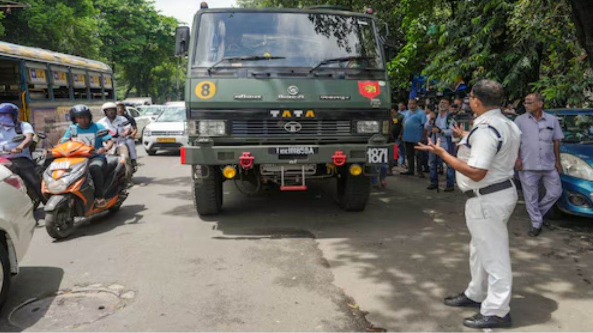 https://www.jagranimages.com/images/newimg/02092025/02_09_2025-bengal_police_stops_army_truck_24033618.jpg
