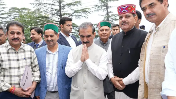 हिमाचल प्रदेश विधानसभा परिसर में पहुंचने पर विधायकों का अभिवादन स्वीकारते मुख्यमंत्री सुखविंदर सिंह सुक्खू।