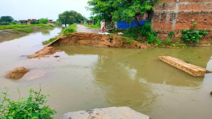 ग्रामीणों को आवागमन में भी परेशानी हो रही है, उन्होंने अधिकारियों से तत्काल मरम्मत की मांग की है।