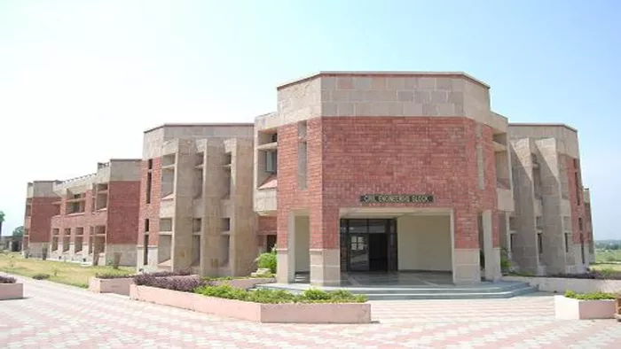 सरकार को इस ओर ध्यान देना चाहिए।