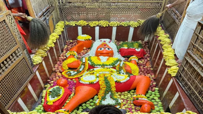 प्रयागराज में गंगा-यमुना का जलस्तर कम होने के बाद संगम तट स्थित लेटे हनुमान जी का भव्य शृंगार। जागरण