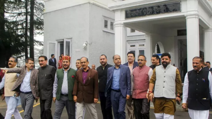 हिमाचल प्रदेश विधानसभा से बाहर आते विपक्षी विधायक।