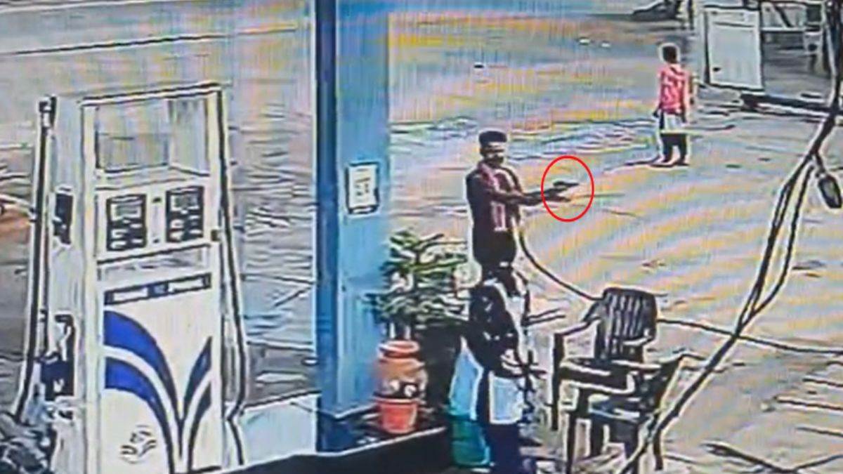 https://www.jagranimages.com/images/newimg/02092025/02_09_2025-jamshedpur_petrolpump_loot_24032748.jpg