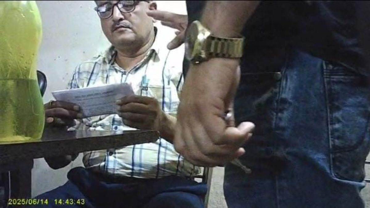 https://www.jagranimages.com/images/newimg/02092025/02_09_2025-mahoba_bribe_24033719.jpg