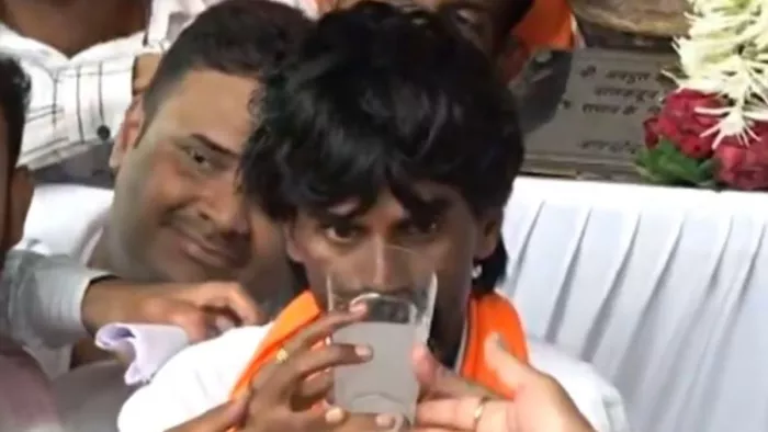 मनोज जरांगे पाटिल ने खत्म किया अनशन।