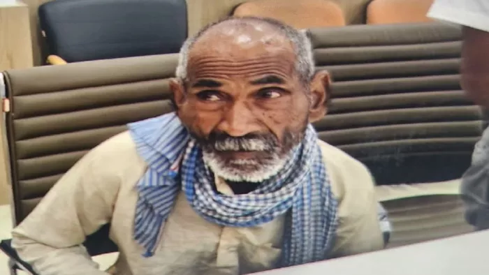यही हैं 72 वर्षीय सुकरू, जिन्हें मृत दर्शाने वाले ग्राम पंचायत अधिकारी को डीएम ने निलंबित कर दिया है।