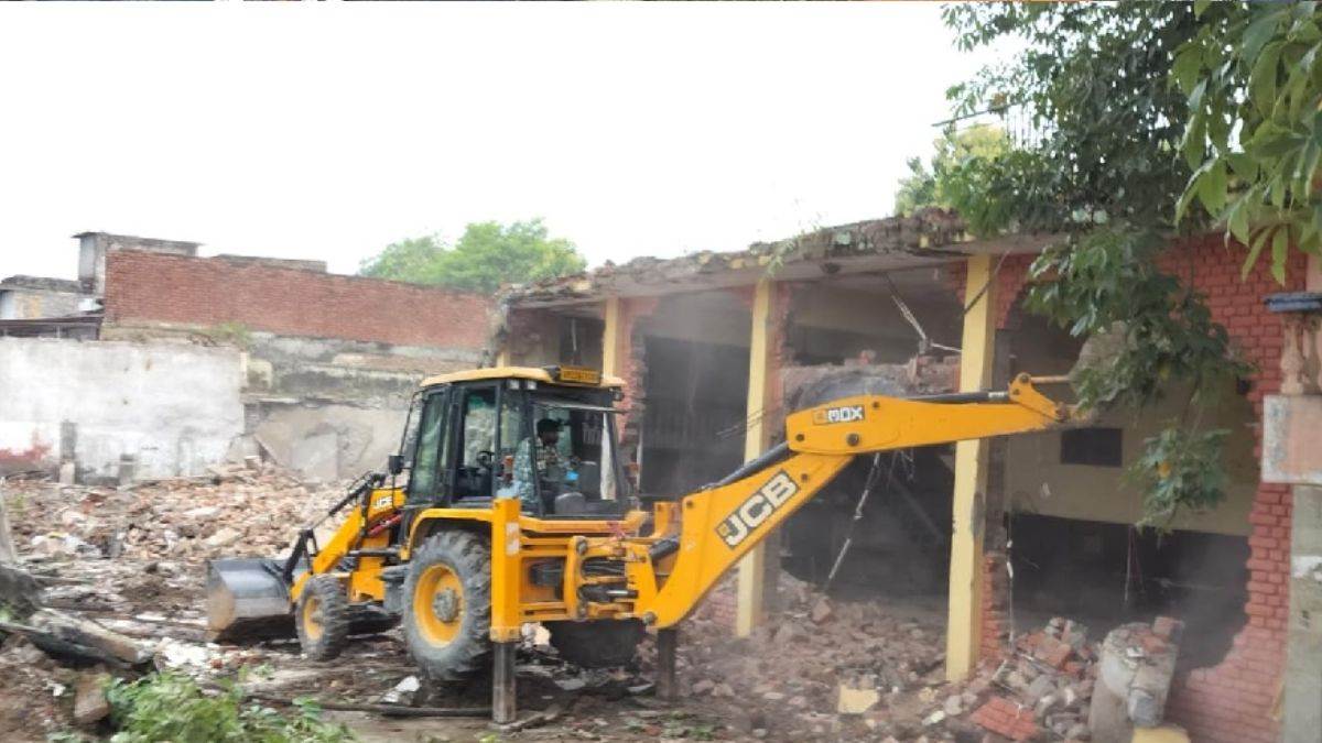 https://www.jagranimages.com/images/newimg/02092025/02_09_2025-rampur_bulldozer_action_1_24033716.jpg