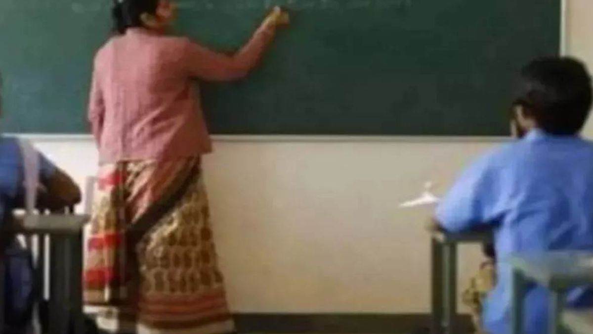 https://www.jagranimages.com/images/newimg/02092025/02_09_2025-teacher__1_24033398.jpg