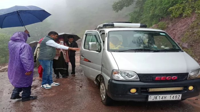 एम्बुलेंस चालक की सूझबूझ से महिला को सुरक्षित अस्पताल पहुंचाया गया।