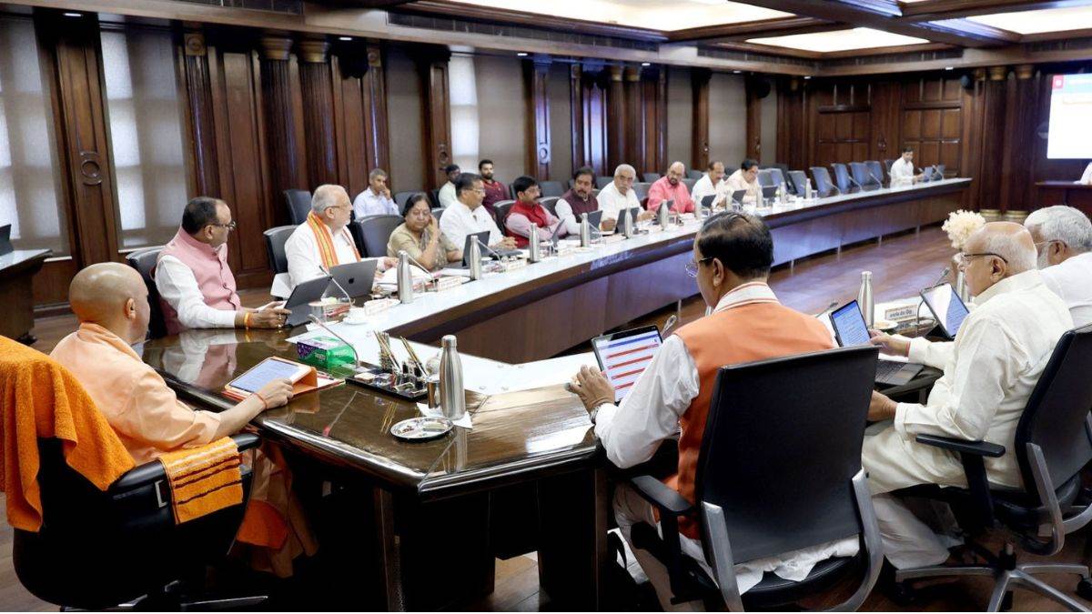https://www.jagranimages.com/images/newimg/02092025/02_09_2025-yogi_cabinet_meeting_decisions_for_varanasi_24033244_153418208.jpg