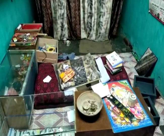 the soldiers kept sleeping on the police picket thieves took away jewelery worth lakhs from two shops