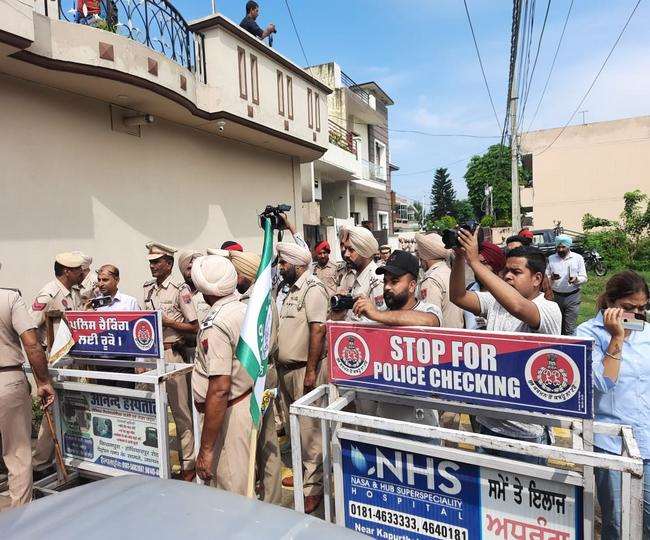 जालंधर में कैबिनेट मंत्री परगट सिंह के घर पर तैनात पुलिस बल।