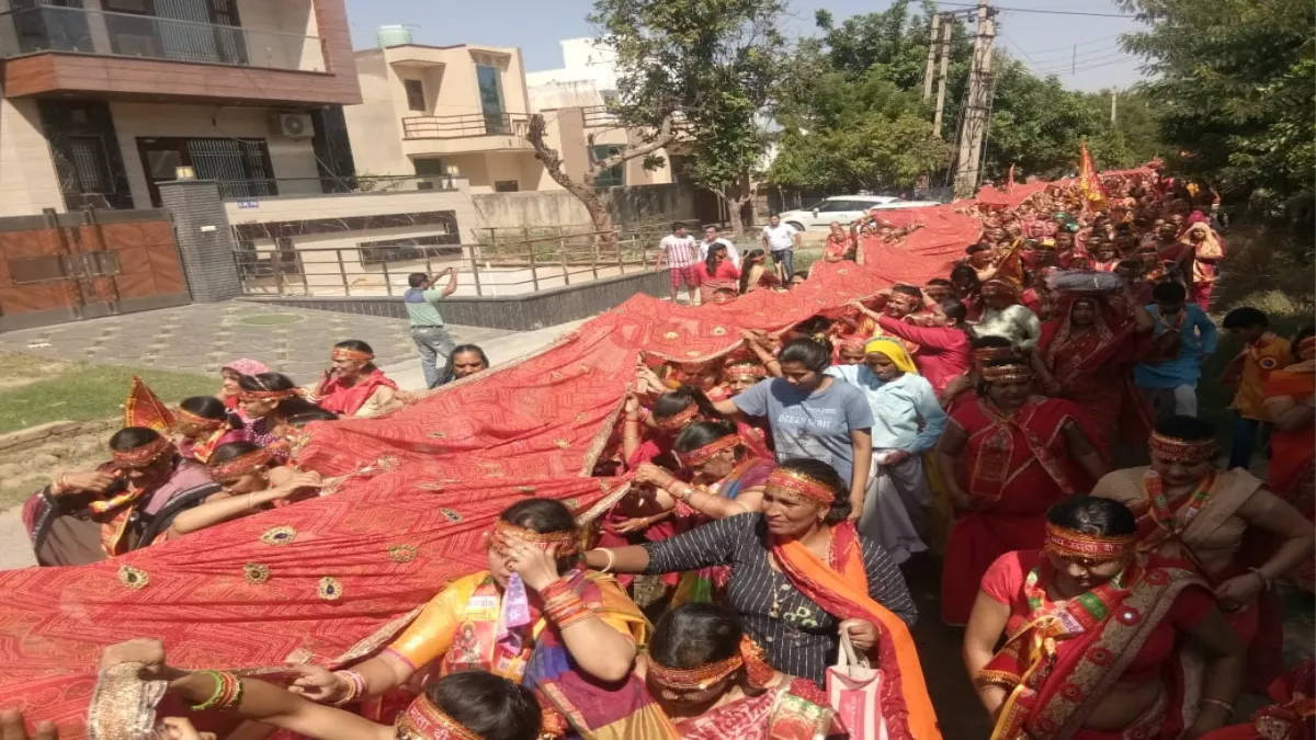 Mahendragarh News: शहर में 108 मीटर लंबी चुनरी की निकाली गई झांकी, जगह-जगह पुष्पवर्षा के साथ हुआ स्वागत