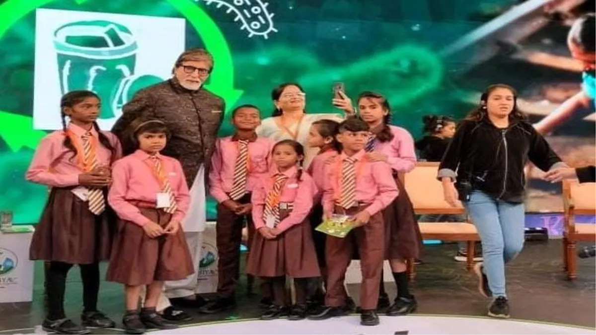 वाराणसी की छात्राओं को अमिताभ बच्चन ने मुंबई में किया सम्मानित