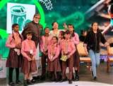 वाराणसी की छात्राओं को अमिताभ बच्चन ने मुंबई में किया सम्मानित