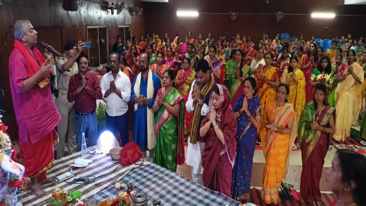 आंध्र एसोसिएशन कदमा में माता सरस्वती की पूजा अर्चना करते डीसी अरवा राजमकल व अन्य।