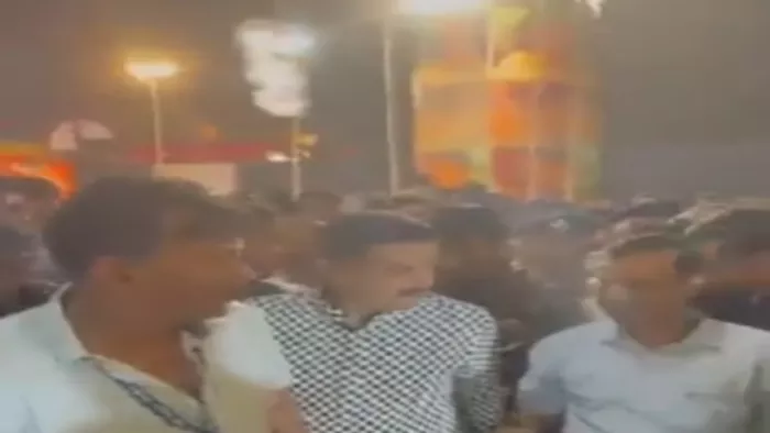 गुजरात में अरविंद केजरीवाल की ओर फेंकी गई पानी की बोतल। फोटो इंटरनेट मीडिया
