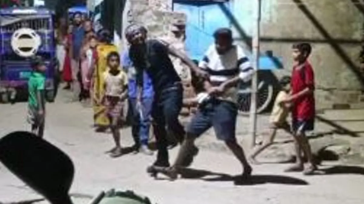 भागलपुर में क्या चल रहा है? दो युवकों ने बच्चों के बीच लहराए हथियार, Video देख हर कोई हैरान