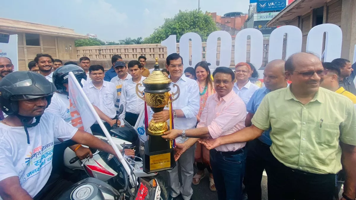 Lucknow: एक लाख किलोमीटर स्वच्छता की अलख जगाकर लौटे बाइकर्स, नगर विकास मंत्री एके शर्मा ने किया सम्मानित