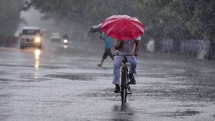 दिल्ली-NCR में लोग तेज धूप से हुए परेशान, मानसून लेगा विदाई; तापमान गिरने के साथ आएगी ठंडक