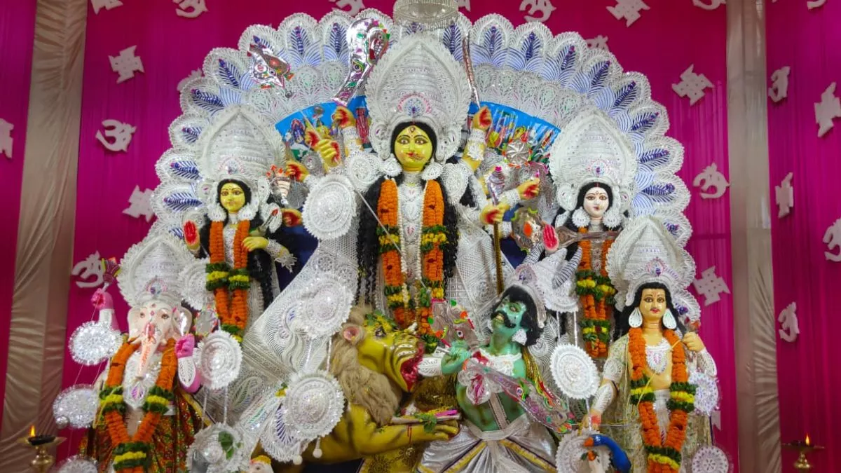 Durga Puja को लेकर सजी मां की प्रतिमा। -जागरण