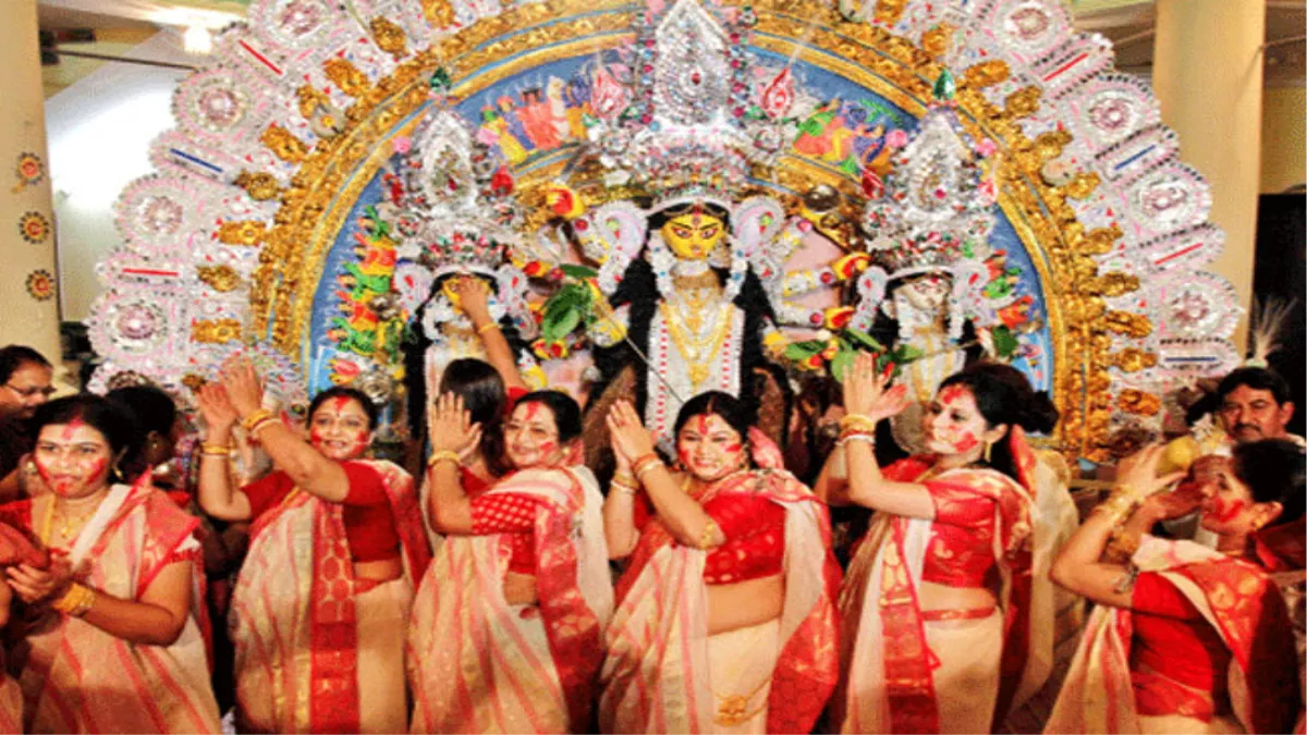 Kolkata Durga Puja: बंगाल में 99 दुर्गा पूजा पंडाल राज्य सरकार के विश्व बांग्ला शरद सम्मान से सम्मानित