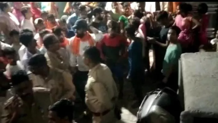 गाजियाबाद में सांप्रदायिक विशेष के युवक ने दुर्गा पंडाल में भजन का किया विरोध।