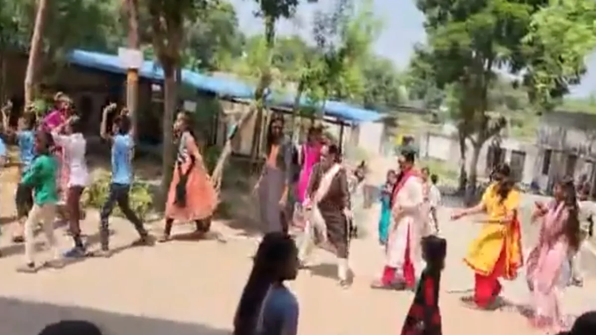 Gujarat News: गरबा में 'या हुसैन' के नारे लगवाने पर चार अध्यापिकाएं निलंबित