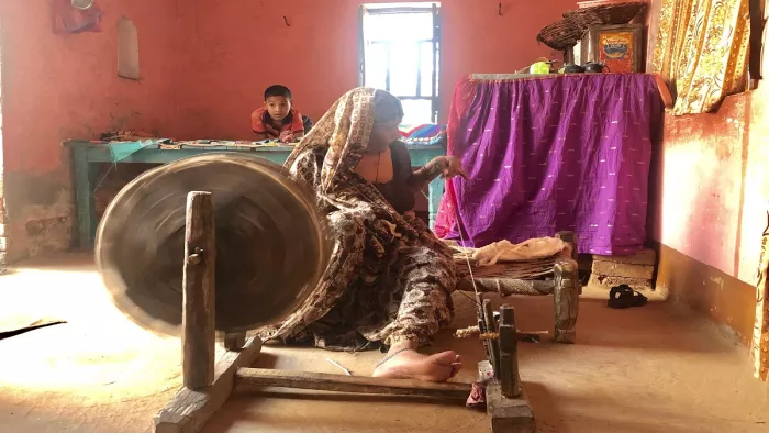 हापुड़ में गांधी जी के चरखे को मिला रोजगार का ‘आशीष’, महिलाएं चरखे से सूत कात रहीं
