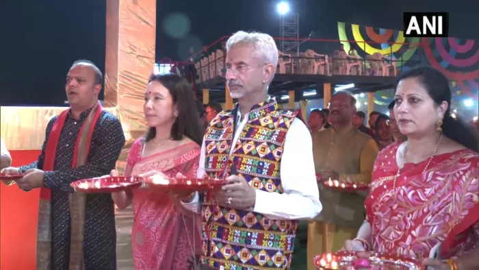 विदेश मंत्री डॉ. एस जयशंकर ने वडोदरा में नवरात्रि समारोह के दौरान की आरती