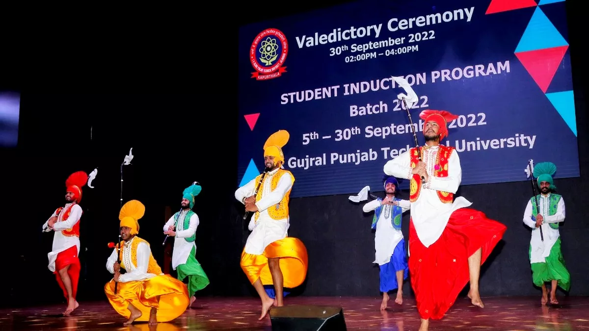पंजाब टेक्निकल यूनिवर्सिटी (पीटीयू) के इंडक्शन प्रोग्राम में रंगारंग कार्यक्रम प्रस्तुत करते हुए विद्यार्थी।