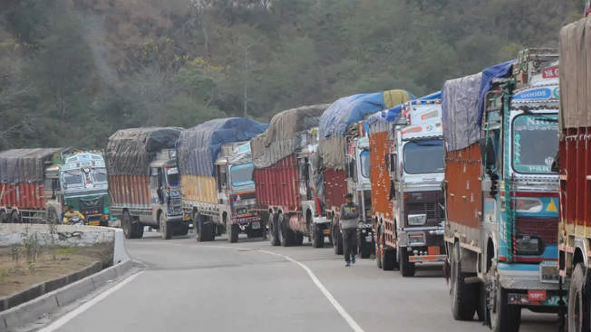 Jammu Srinagar हाईवे पर अब सेब से लदे ट्रकों के आवागमन में बाधक नहीं बन रहा भूस्खलन