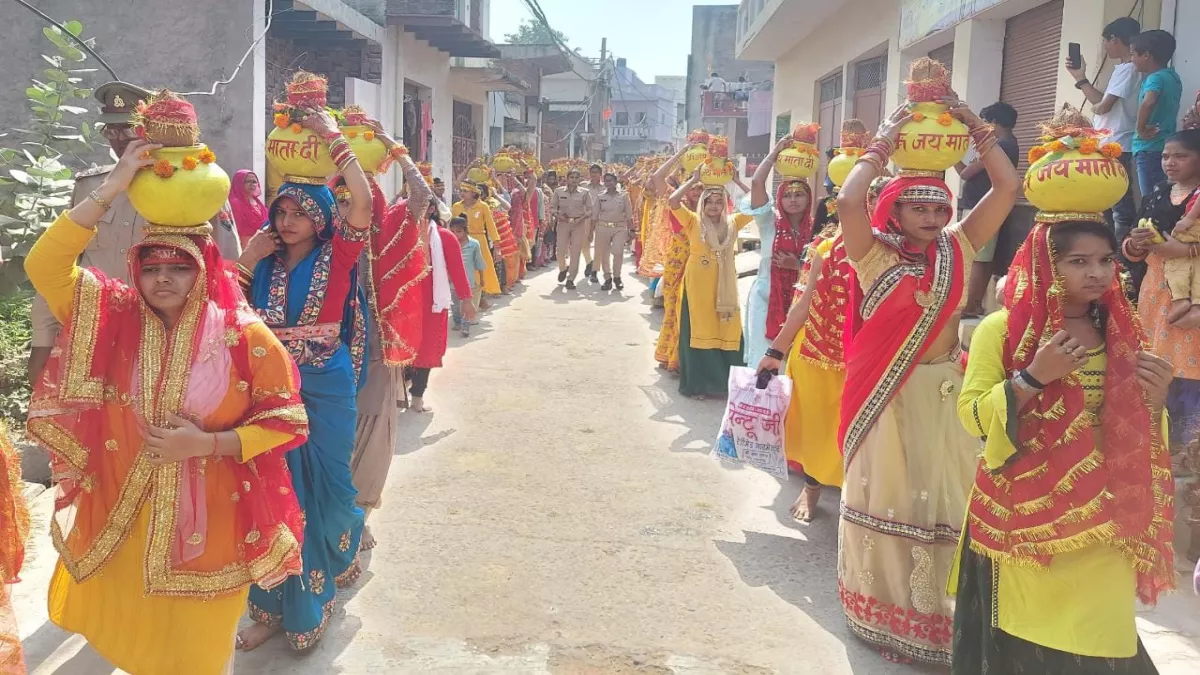 अलीगढ़ में 751 कलशों के साथ निकली कलश यात्रा, पुष्‍प वर्षा के साथ जगह-जगह स्‍वागत