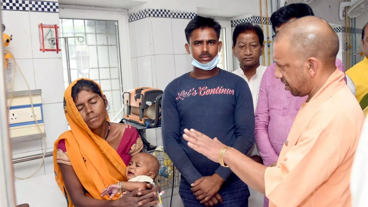 Kanpur Ghatampur Accident: सीएम योगी ने पुचकारा तो खिलखिलाने लगा मासूम अभि, घायलों के बीच बिताए 20 मिनट