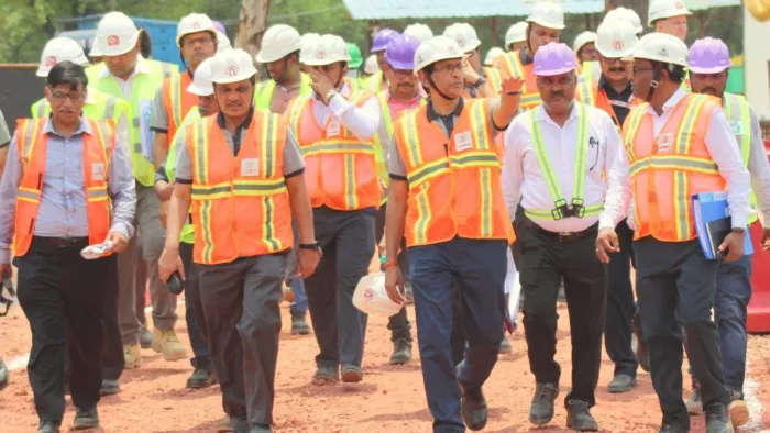 Agra Metro Rail Project के अधिकारी और कर्मचारी विभिन्न रंगों के हेलमेट पहने हुए।