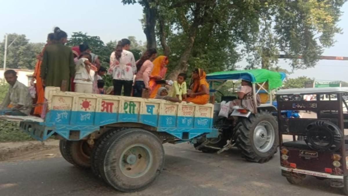 Kanpur Accident से सबक नहीं..., प्रतापगढ़ में भी ट्रैक्टर ट्रालियां बनी