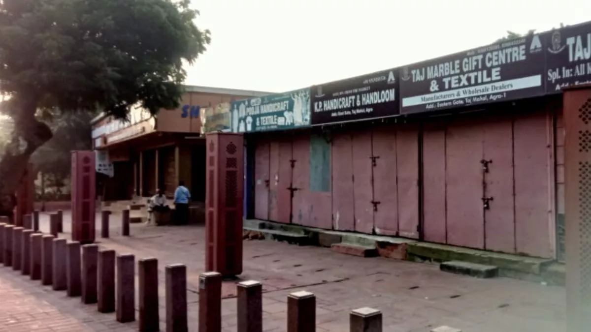ताजमहल के पास ताजगंज बाजार की बंद दुकानें।