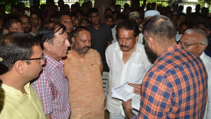 केंद्र राज्य मंत्री एसपी सिंह बघेल को अपनी मांगे बताते ताजमहल के आस पास के कारोबारी।