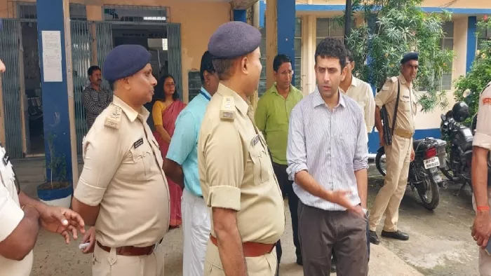 जहानाबाद में परीक्षा केंद्र का जायजा लेते डीएम रिची पांडेय।