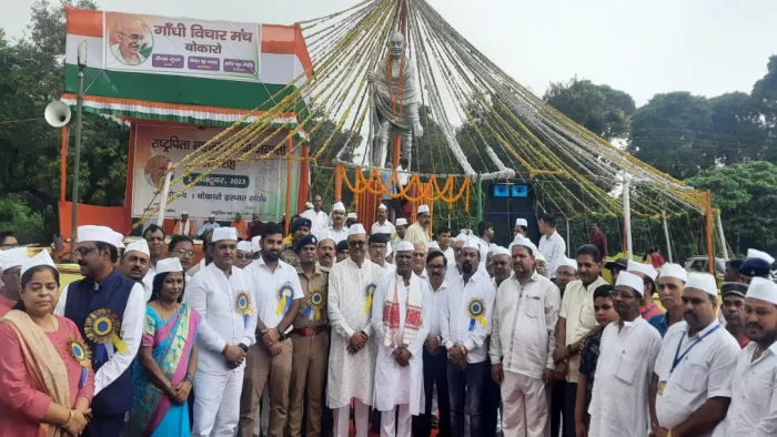 बोकारो में गांधी जयंती के अवसर पर आयोजित कार्यक्रम में बेबी देवी समेत कई नेता रहे मौजूद