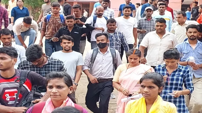 डुमरांव के प्लस टू महारानी उषारानी उच्च विद्यालय से बिहार पुलिस का परीक्षा देकर बाहर निकलते हुए परीक्षार्थी