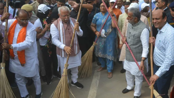 प्रदेश के मुख्यमंत्री ने स्वच्छता ही सेवा पखवाड़ा के अंतर्गत झाड़ू लगा कर सफाई अभियान की शुरुआत की।