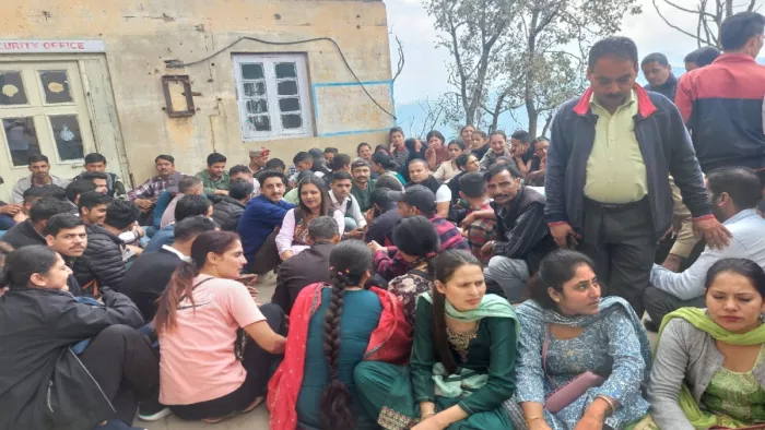 आईजीएमसी में 34 सुरक्षा गार्ड को बिना बताए निकाले जाने पर धरना देते कर्मचारी।