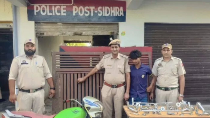 चोरी के सामान के साथ गिरफ्तार चोर।