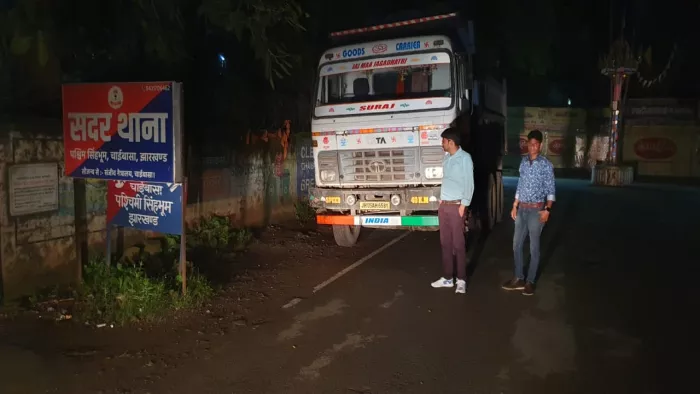 सरायकेला के रास्ते चाईबासा में खपाया जा रहा अवैध स्टोन चिप्स, हुआ केस दर्ज