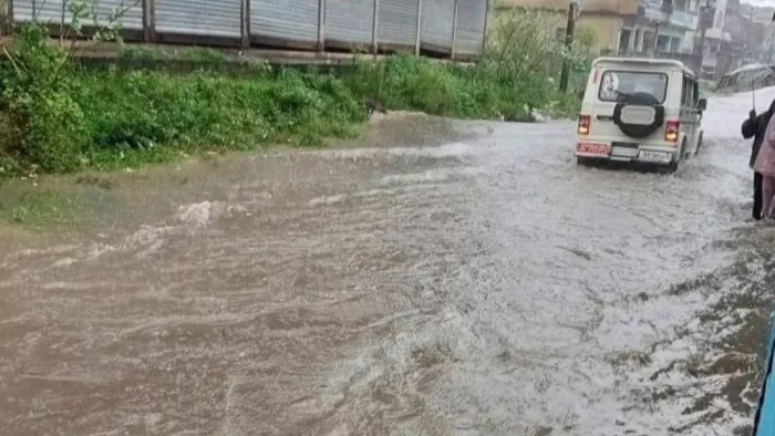 Ranchi: नाले के तेज बहाव में बहा कपड़ा व्यवसायी, देर रात तक कोई अता-पता नहीं