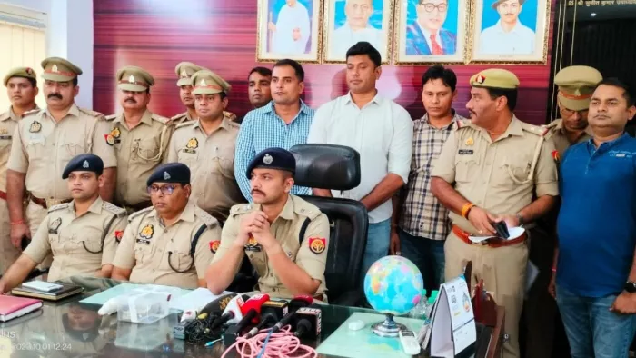 पुलिस द्वारा पकड़े गए हत्यारोपितों के बारे में जानकारी देते डीसीपी ग्रेटर नोएडा साद मियां खान। सौ. पुलिस