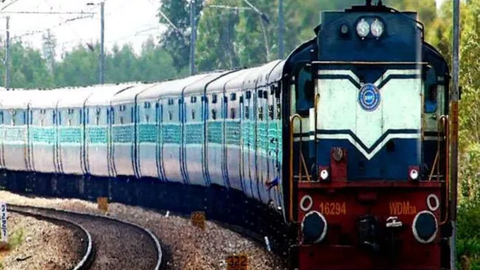 रेलवे ने लिया बड़ा फैसला, त्यौहारी सीजन में इन 30 ट्रेनों में जोड़े जाएंगे एक्ट्रा डिब्बे (प्रतीकात्मक तस्वीर)