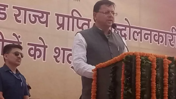 रामपुर तिराहा पर श्रद्धांजलि सभा के बाद संबोधित करते उत्तराखंड के सीएम पुष्कर धामी। फोटो सोर्स जागरण।