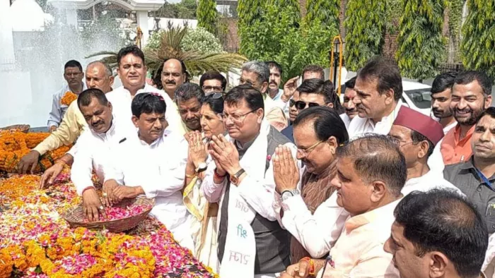 रामपुर तिराहा स्थित शहीद स्मारक पर पहुंचे उत्तराखंड के मुख्यमंत्री पुष्कर सिंह धामी शहीद स्मारक पर पुष्पांजलि अर्पित करते हुए। जागरण